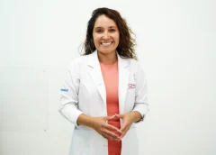 Médica peruana participa en estudio internacional que redefine la cirugía del cáncer de mama